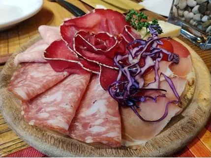 Tagliere di affettati misti Tagliere di affettati misti serviti al ristorante La Sorgente