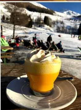 Bombardino in terrazza Bombardino servito in terrazza con vista sulle piste