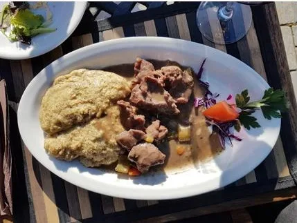 Secondi Stracotto con polenta servito al ristorante La Sorgente